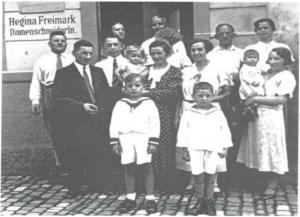 Eine Marktheidenfelder Familie vor dem Geschäftsschild von Regina Freimark