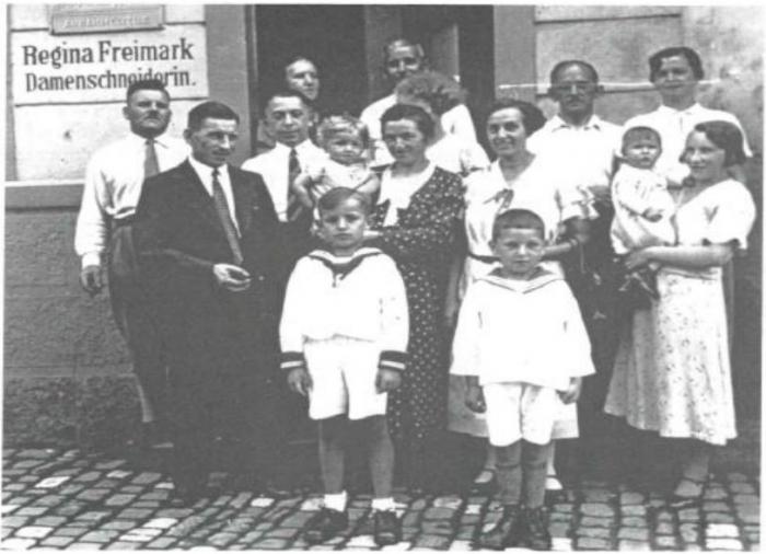 Eine Marktheidenfelder Familie stellt sich 1934 vor dem Geschäftsschild von Regina Freimark, von der leider kein Foto bekannt ist, für ein Gruppenbild auf.